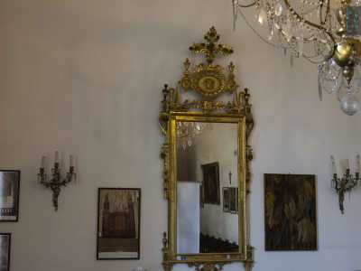 Ampio e rettangolare, � impreziosito da lampadari luccicanti, specchi dorati, dipinti, un organo d�epoca e...